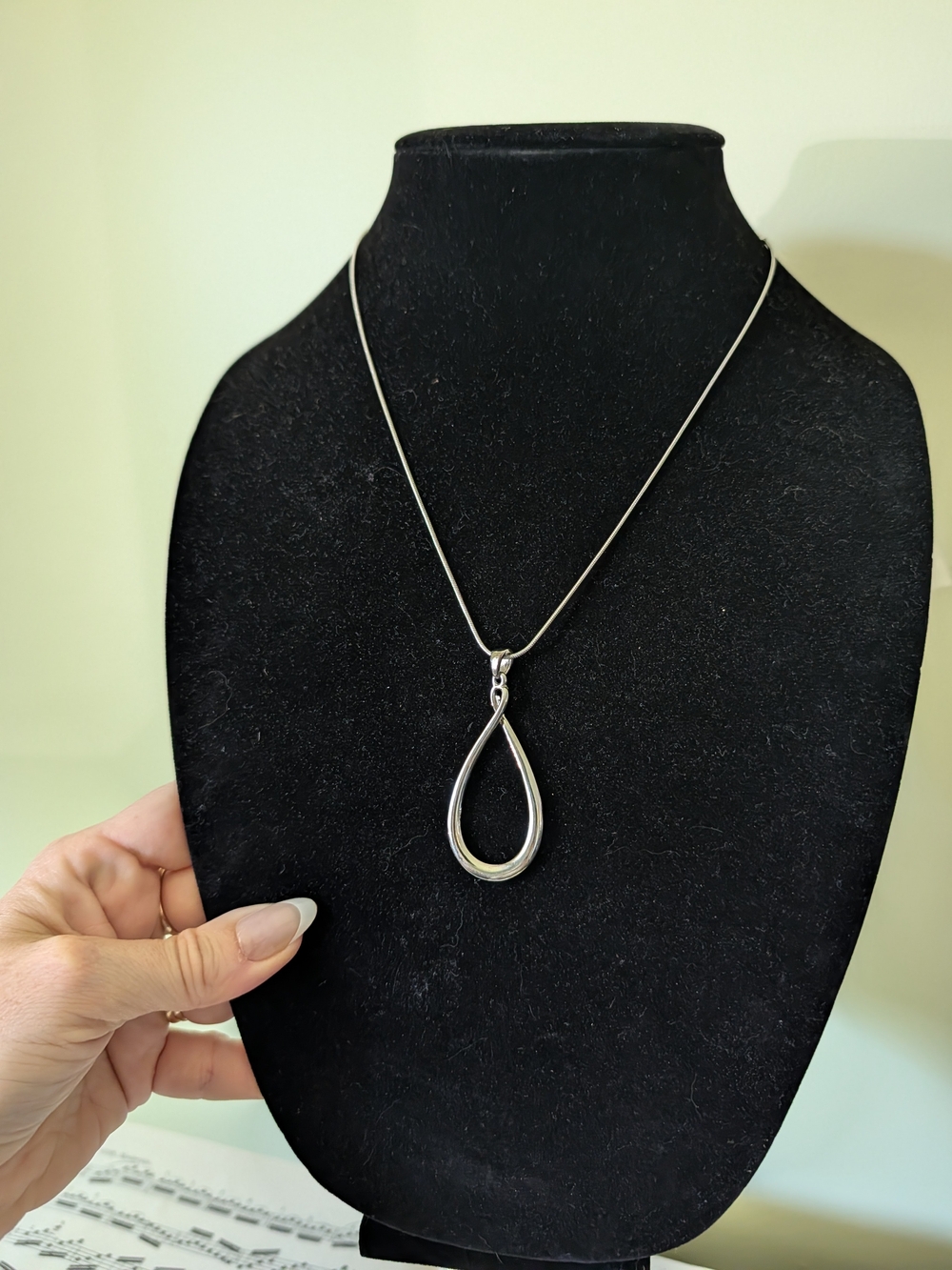 Vintage Silvertone Teardrop Pendant Necklace - Women Jewelry - Picture 5 of 12